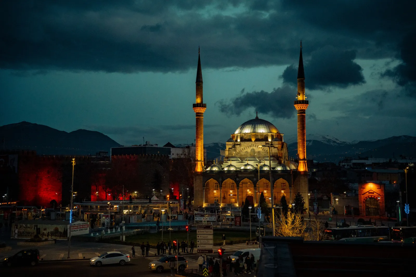 Gece ışıklandırılmış Erciyes Üniversitesi Camii