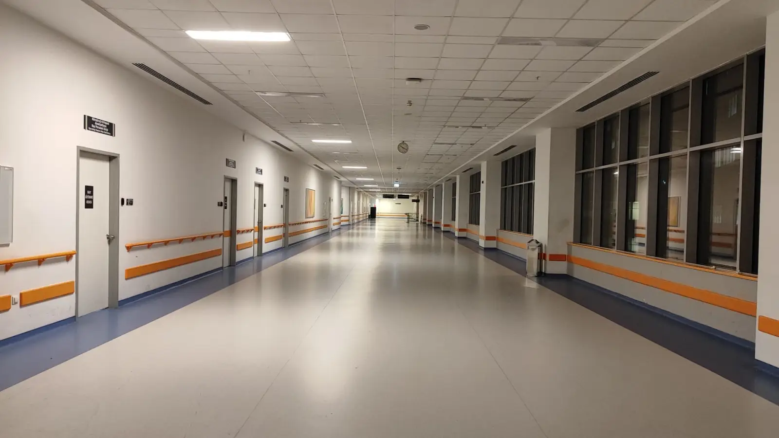 Işıklı ve boş, geniş bir hastane koridoru