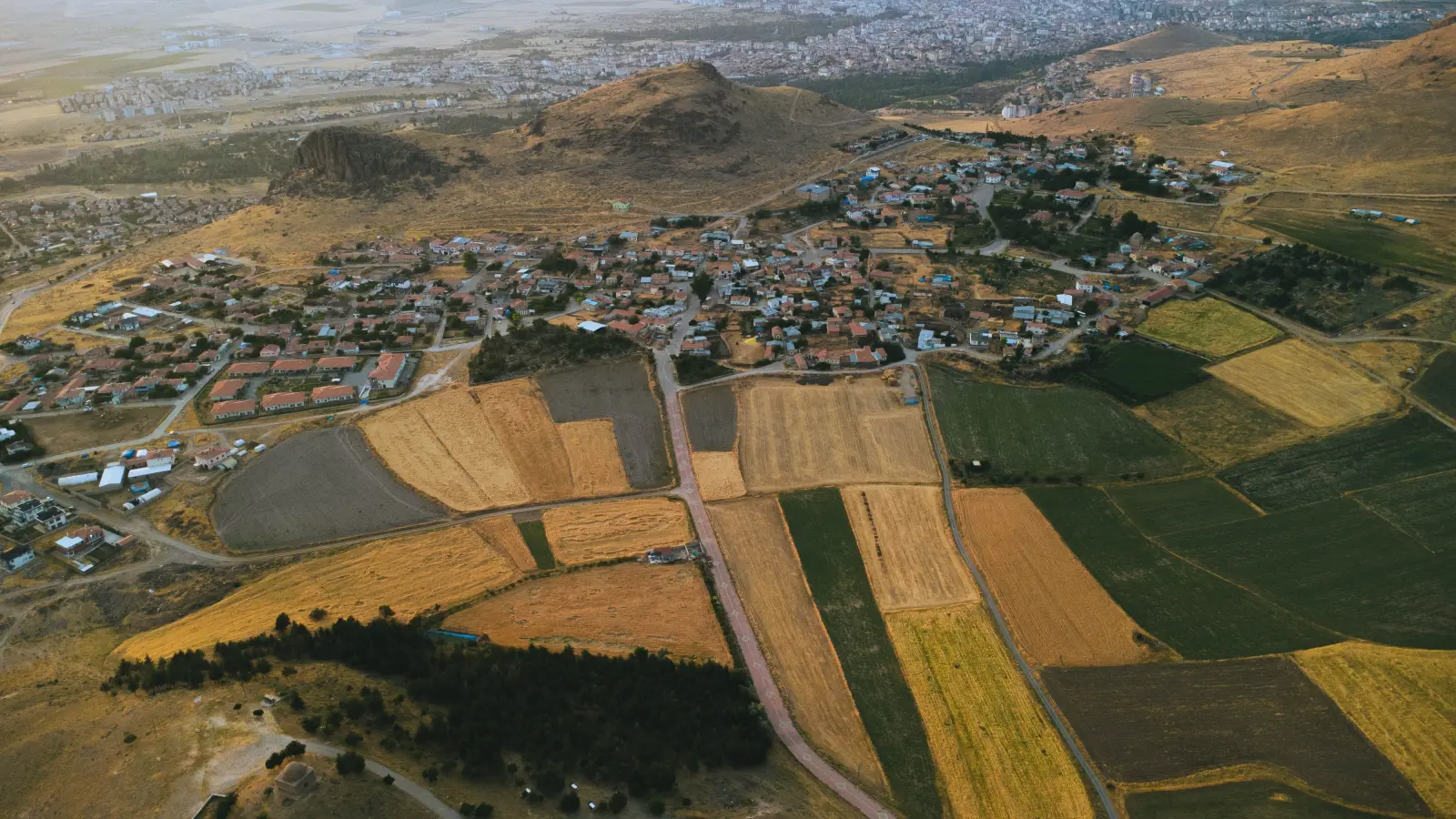 Develi'de tarlalar ve yerleşim, havadan görünüm