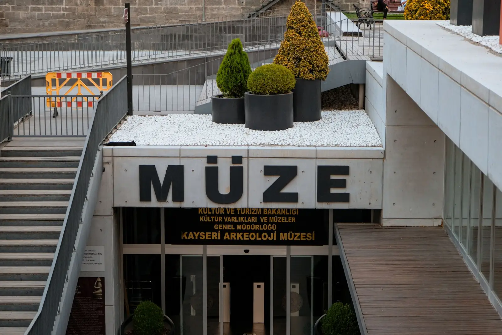 Üzerinde büyük harflerle MÜZE yazan ve tabelasında Kayseri Arkeoloji Müzesi adı okunan cam girişli modern müze binası