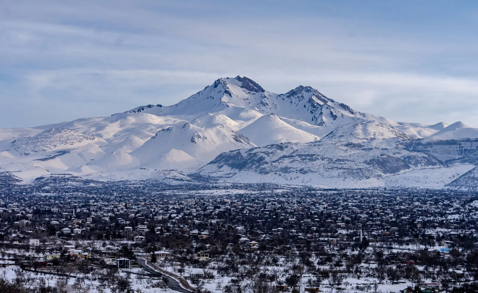 Kışın karla kaplı Erciyes Dağı ve eteğindeki Kayseri