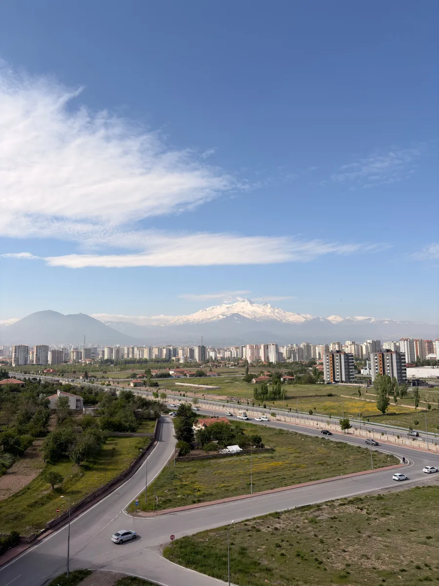 Kayseri'de geniş yollar ve kavşak, arka planda karlı Erciyes Dağı