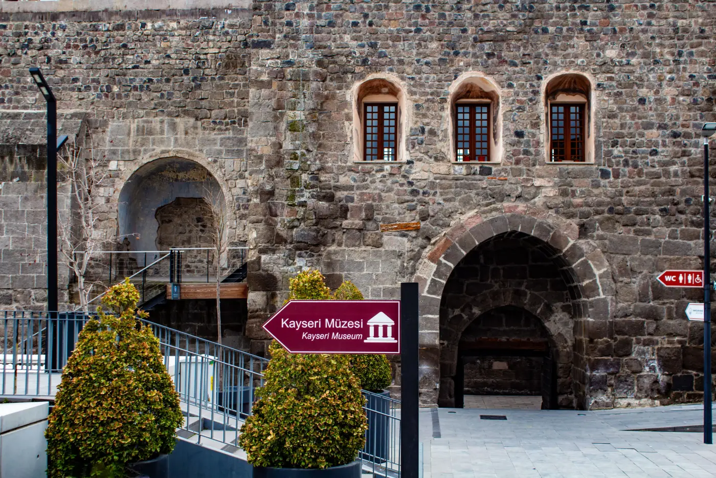 Kayseri Müzesi tabelasının bulunduğu tarihî taş yapı cephesi