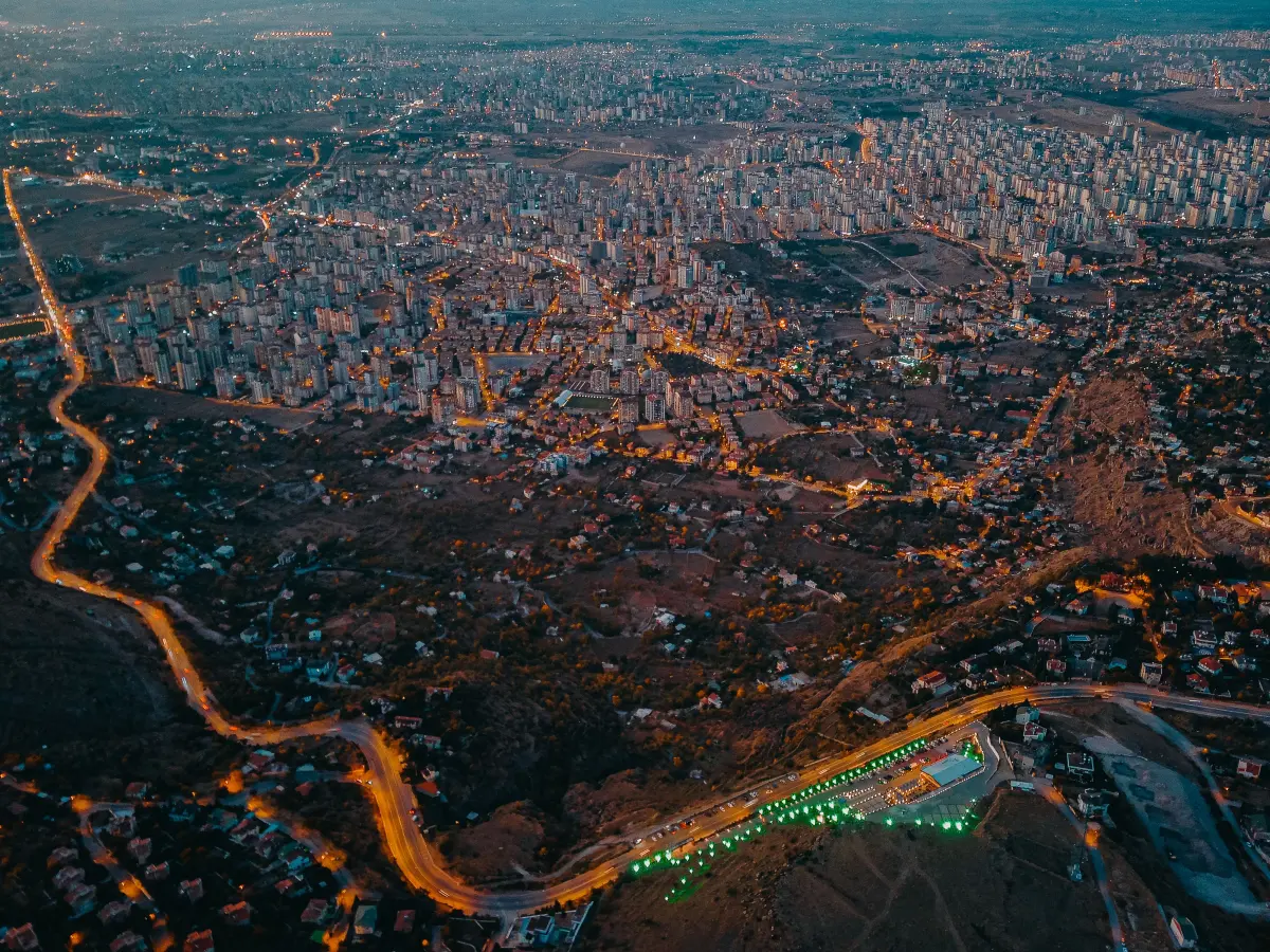 Akşam ışıklarıyla Talas, havadan görünüm