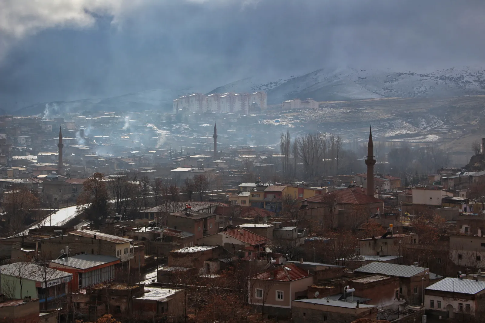 Kışın Kayseri'nin çatıları ve minareleri, arkada karlı tepeler