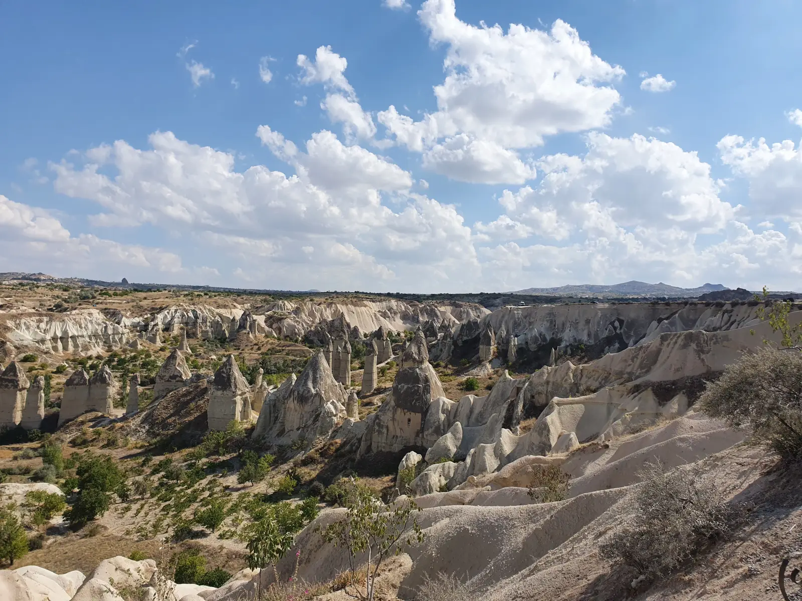 Kapadokya'da Göreme yakınlarındaki Aşk Vadisi'nin kaya oluşumları