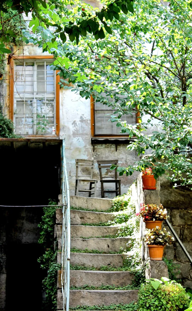 Talas'ta saksı çiçekleriyle süslü taş merdiven ve eski bir ev