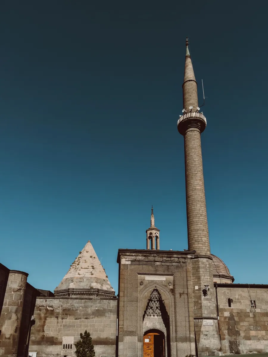 Hunat Hatun Külliyesi'nin minaresi ve konik çatılı kümbeti