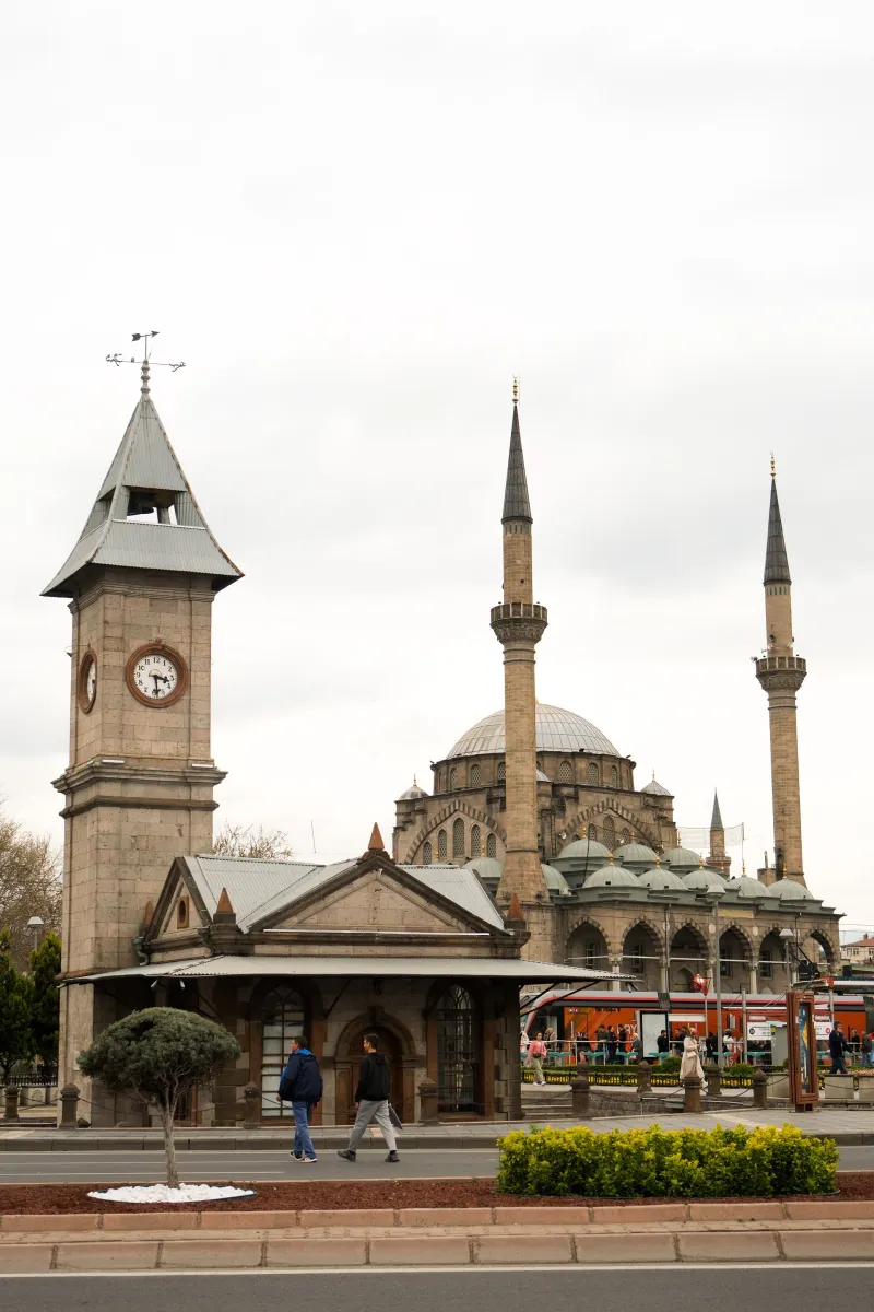 Kayseri'de saat kulesi ve arkasındaki cami