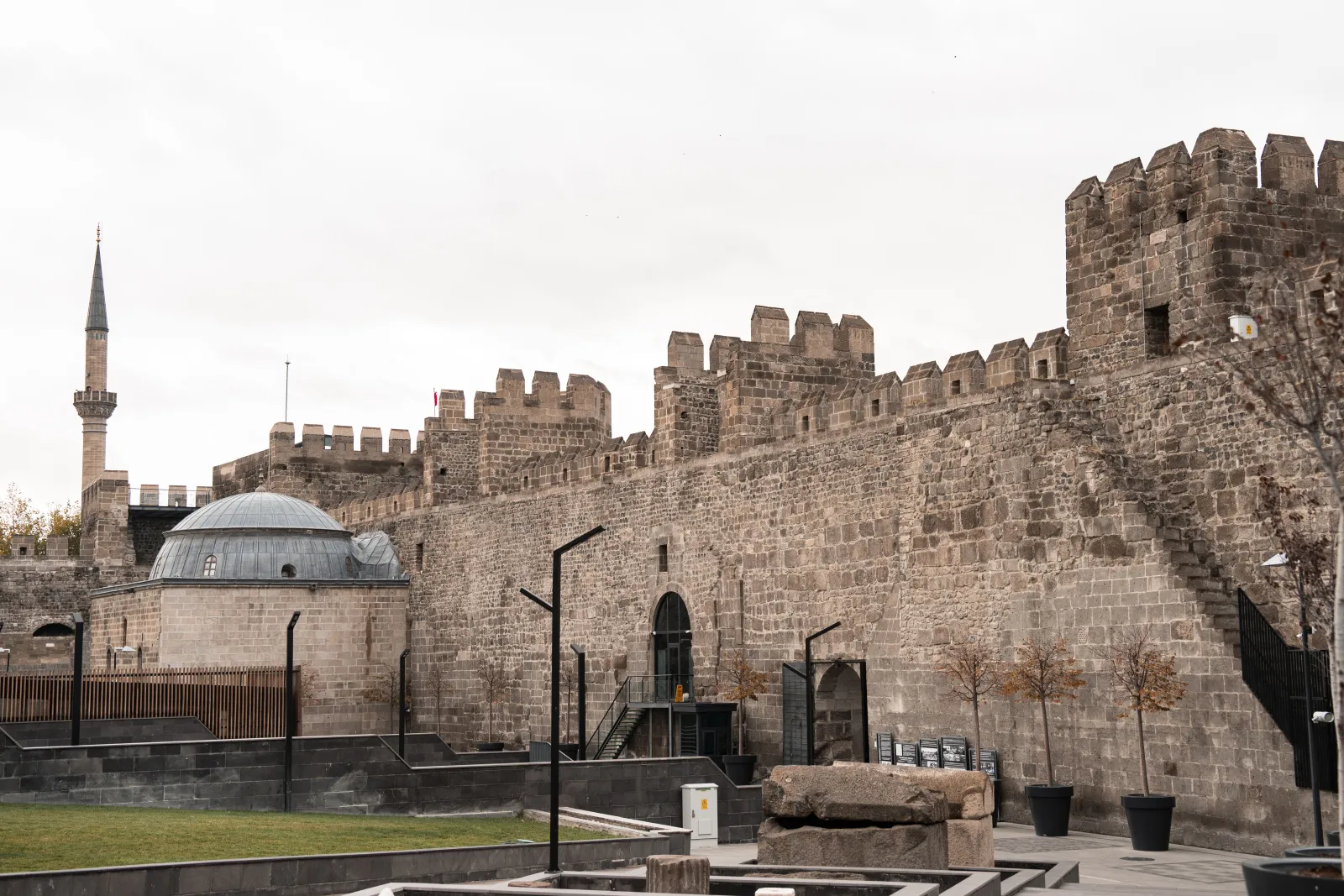Kayseri'de tarihî kale surları ve yanındaki kubbeli cami