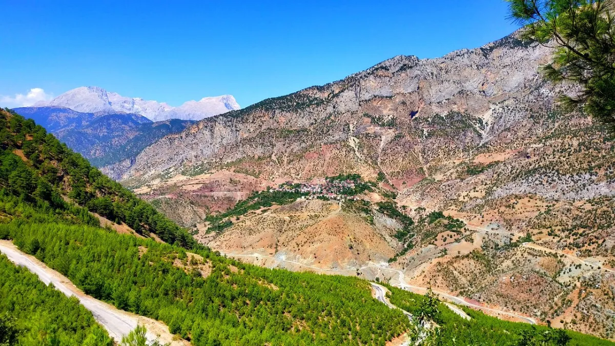 Aladağlar çevresinde çam ağaçlı yamaçlar ve dağ vadisi